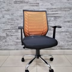 Кресло Barneo K-138 для персонала (черная ткань оранжевая сетка) в Асбесте - asbest.mebel24.online | фото